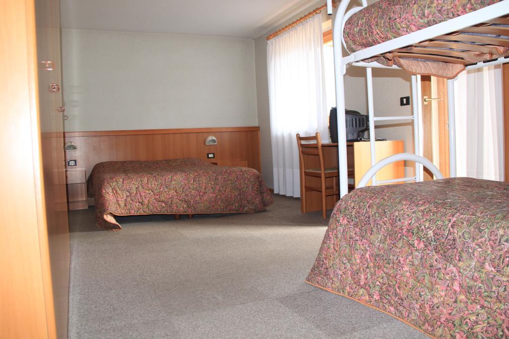 Hotel Garni Goccia D'Oro à Cavalese Chambre photo