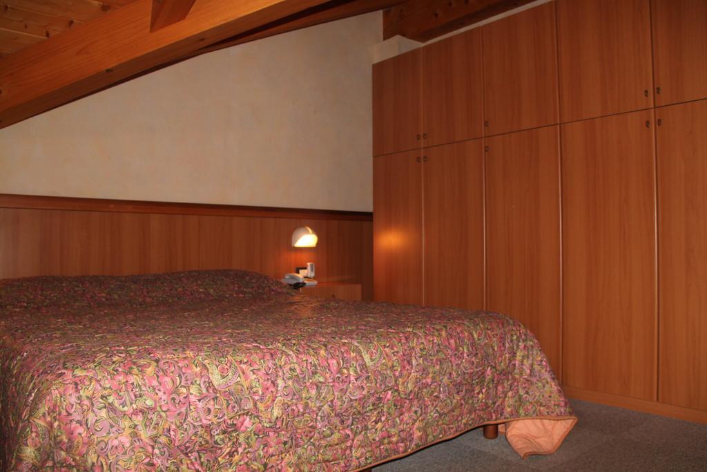 Hotel Garni Goccia D'Oro à Cavalese Chambre photo